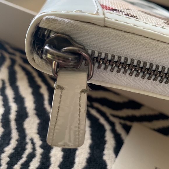 Designer Burberry Wallet, pre-owned used a few times, in very good condition. - Picture 15 of 16